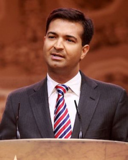 Carlos Curbelo speaking at the 2014 Conservative Political Action Caucus.