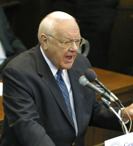 Former Illinois Governor George Ryan delivering his January 11, 2003 address at Northwestern University, when he commuted the sentences of 167 death row inmates and freed four others.